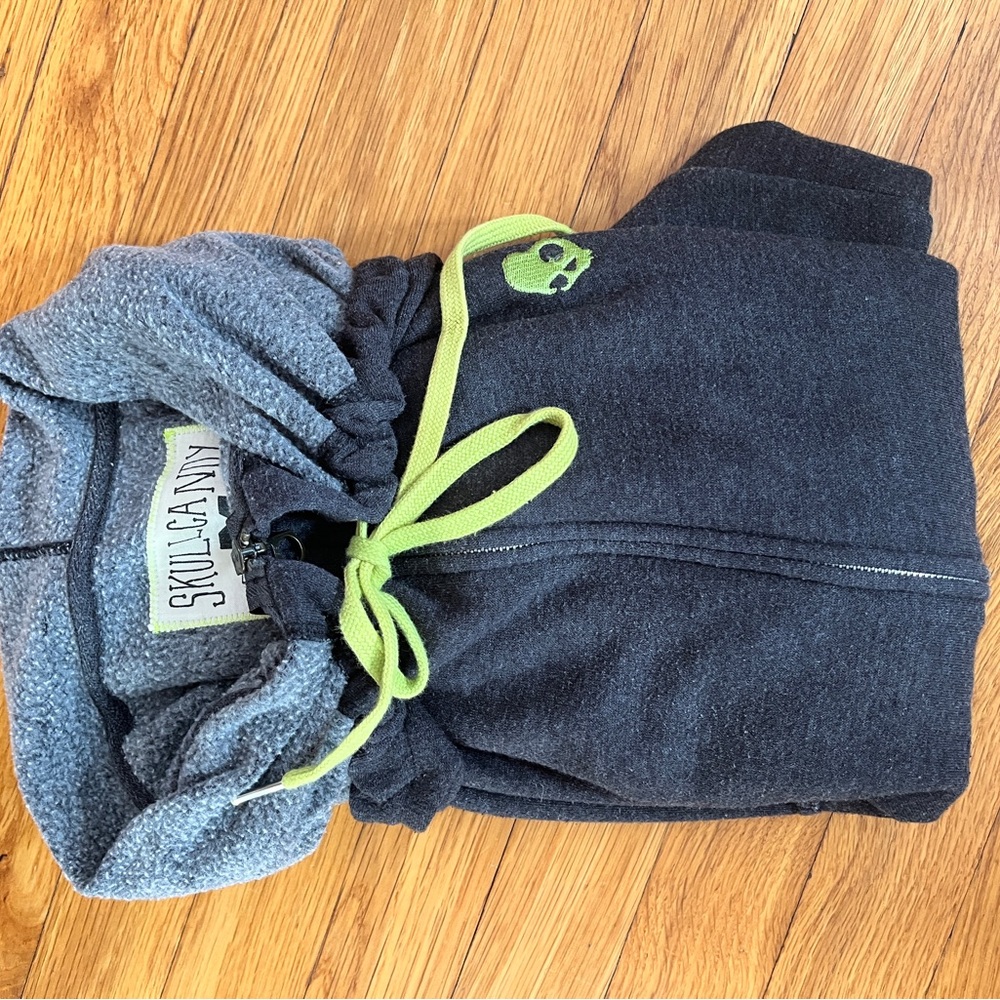 Skullcandy Men’s large zip up hooded sweatshirt.